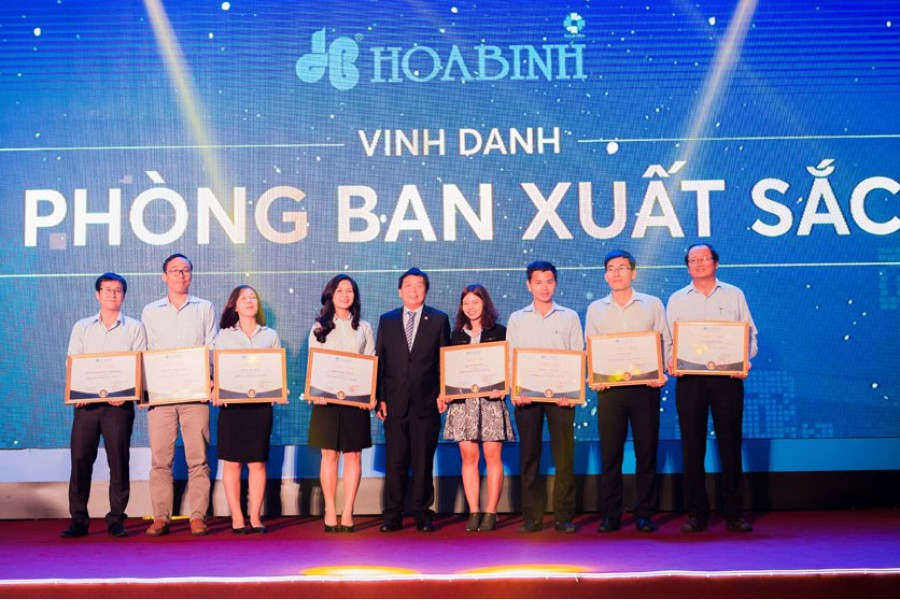 Xuân sum họp 2018: Tập đoàn Xây dựng Hòa Bình khen thưởng hơn 21 tỷ đồng cho tập thể, cá nhân xuất sắc