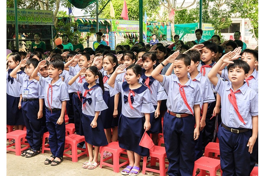 Hòa Bình trao tặng hơn 2.100 áo mới tựu trường