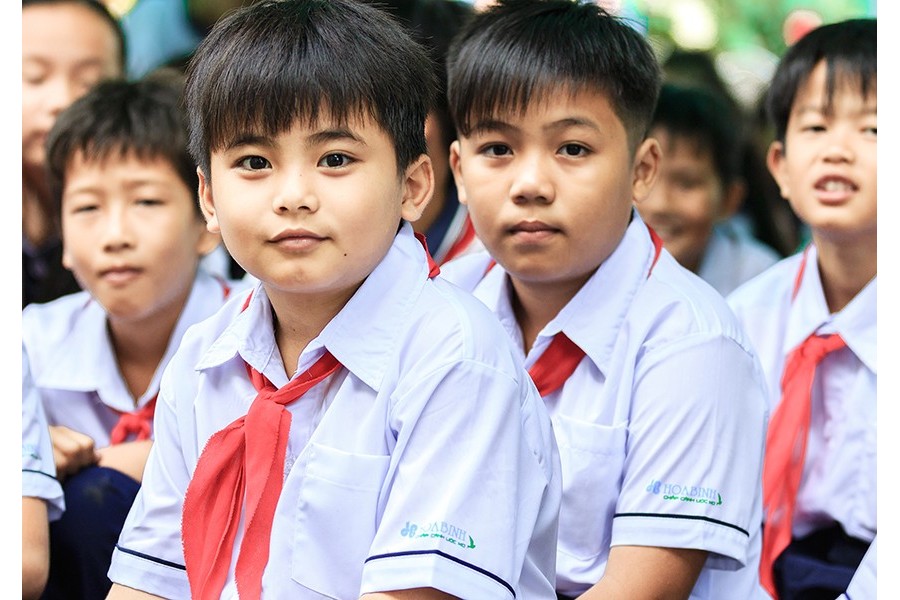 Hòa Bình trao tặng hơn 2.100 áo mới tựu trường